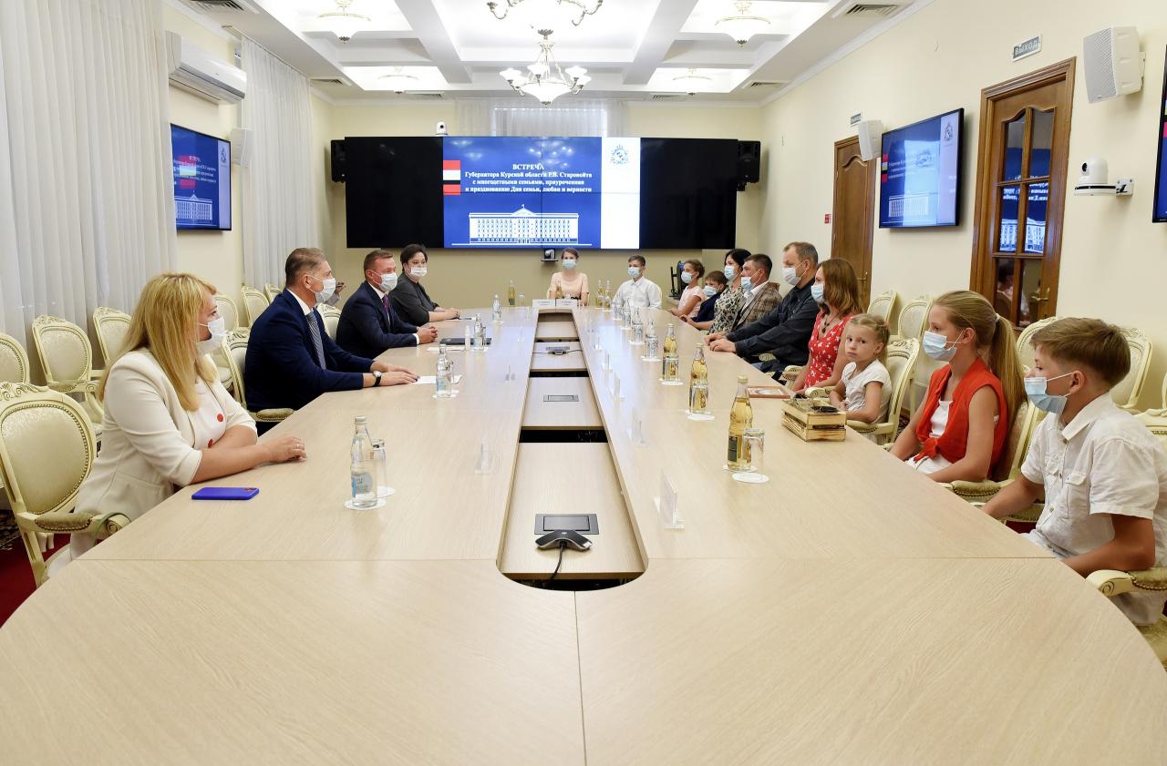 О награждении семьи Егоршиных и семьи Звягинцевых нагрудным знаком «За заслуги в воспитании детей» в День Семьи, любви и верности