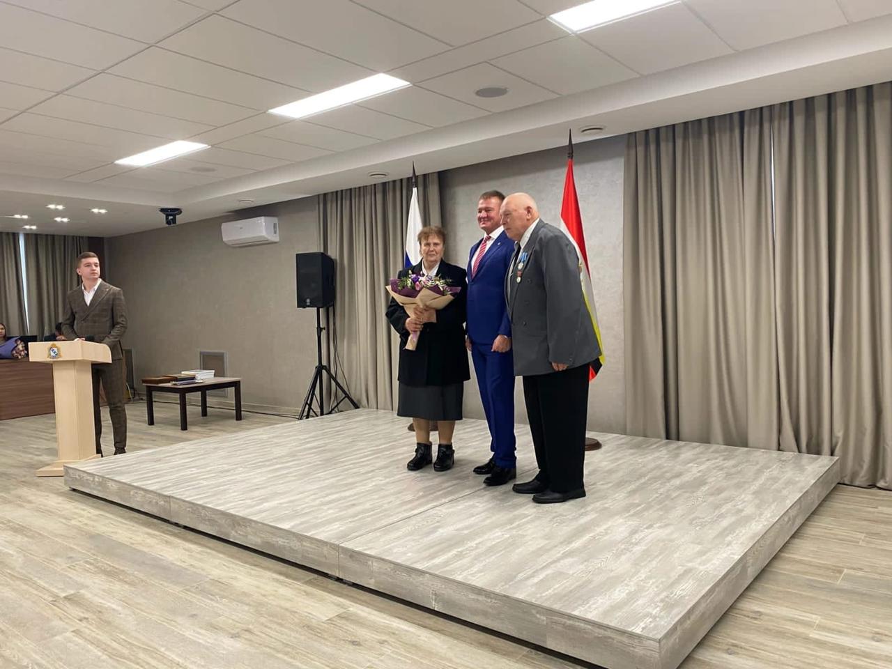 Почетным знаком "Материнская слава - Отцовская доблесть" награждена семья Анатолия Николаевича и Валентины Михайловны Калошиных из Пристенкого района 